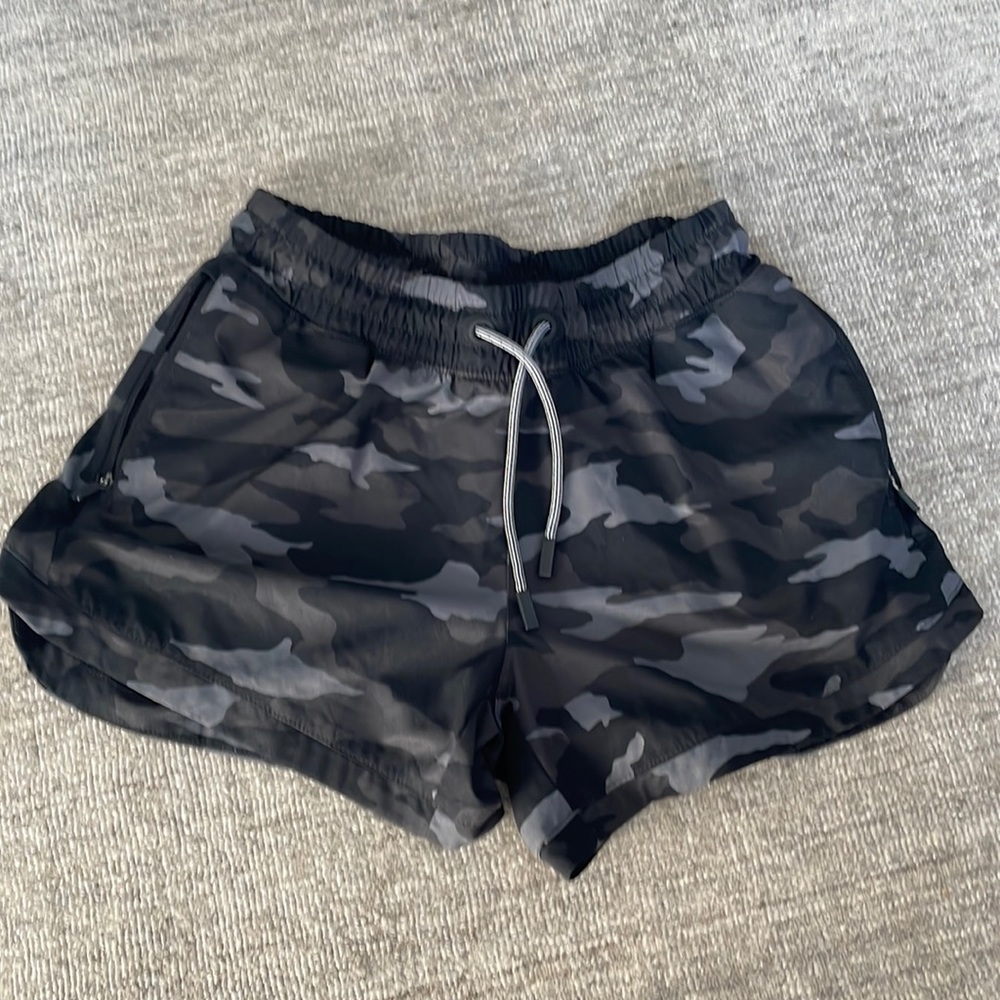 Athleta Girls camo shorts size 14 (XL)